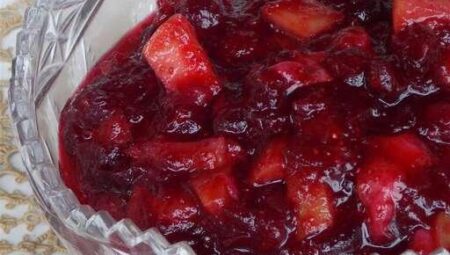 Awesome and Easy Cranberry Sauce