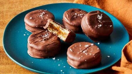 Salted Caramel Ritz Cookies