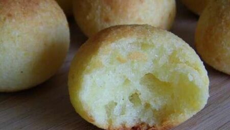 Brazilian Cheese Rolls (Pão de Queijo)